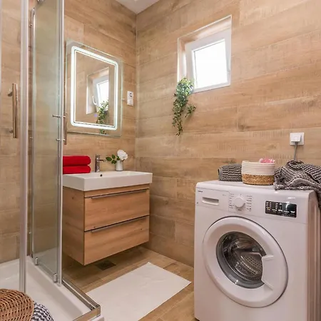 1 Bedroom Beautiful In Apartment *